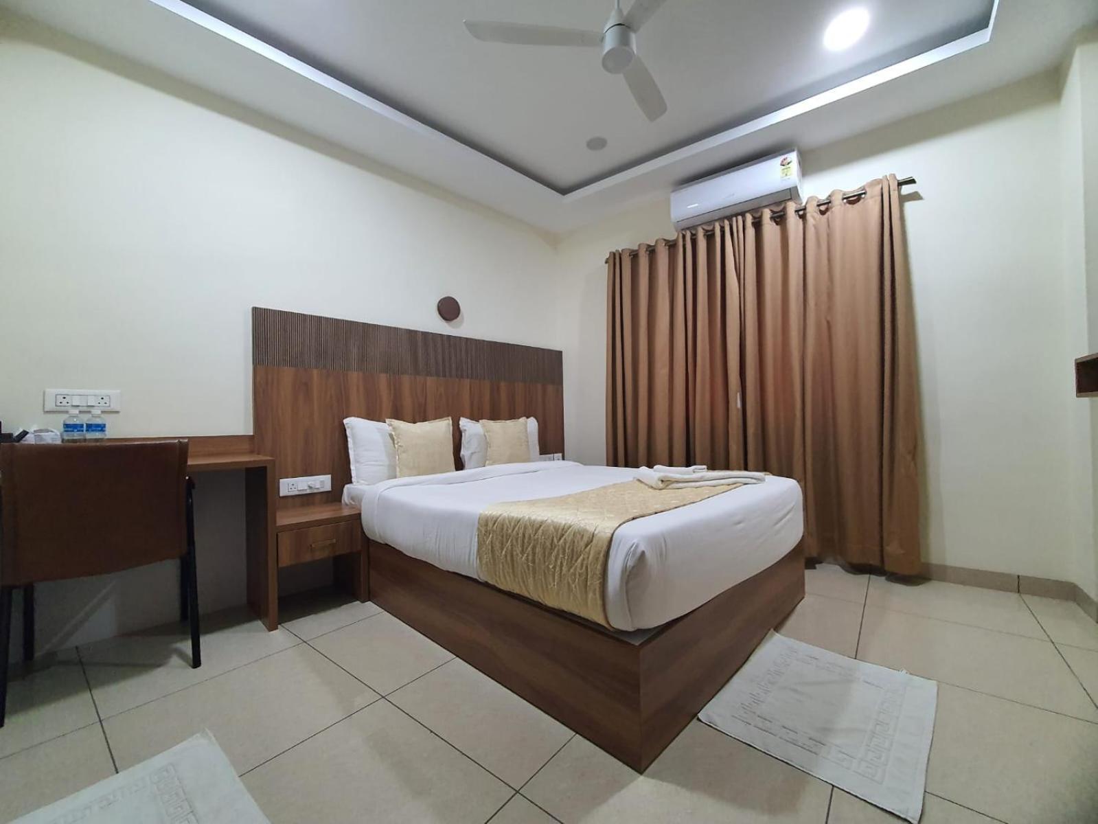 Hotel Deepakam Inn Палакад Екстериор снимка