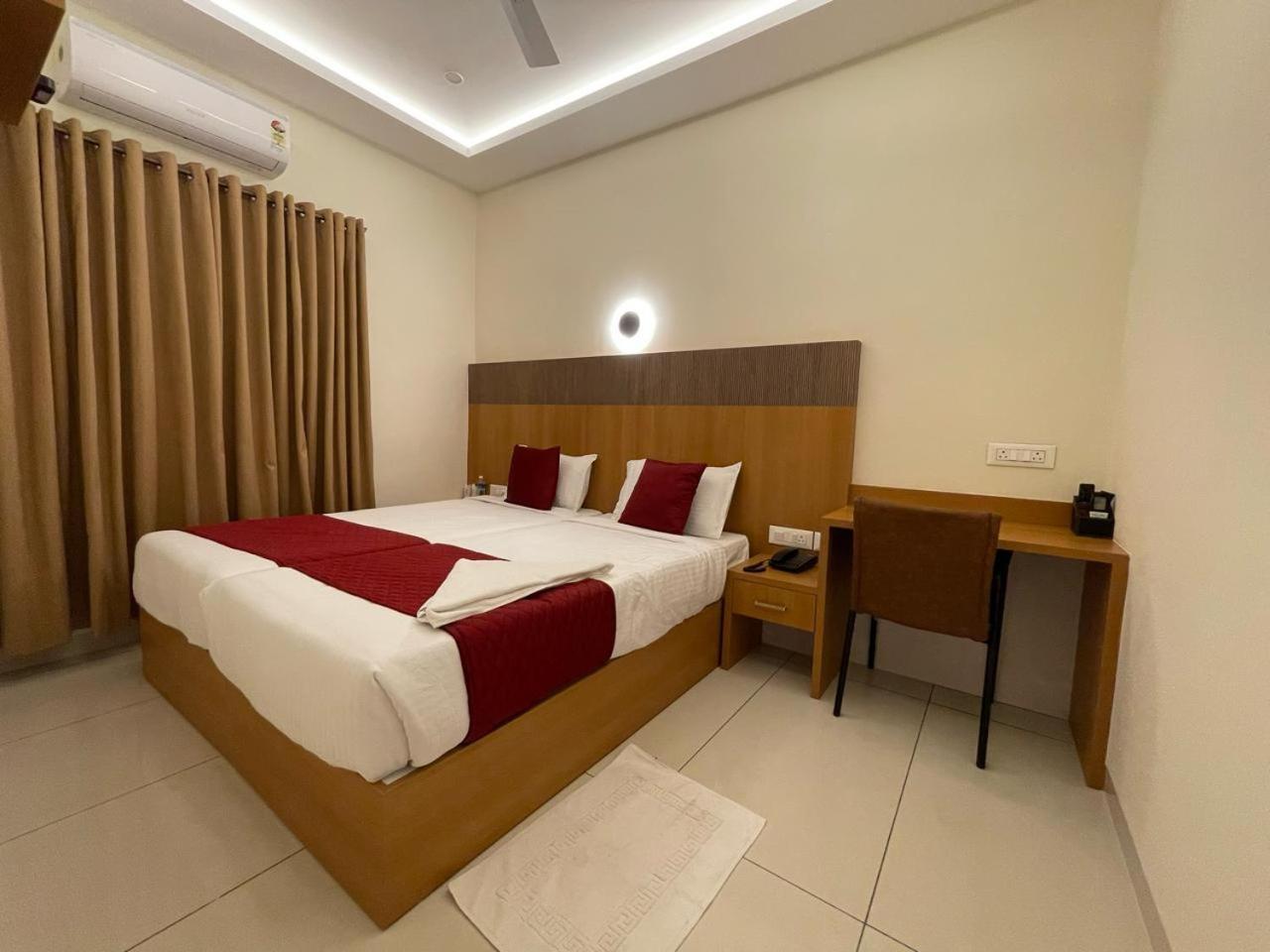 Hotel Deepakam Inn Палакад Екстериор снимка